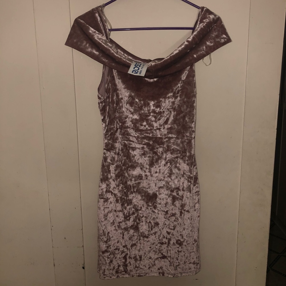 🌟 Pink Velvety Off the shoulder dress size M